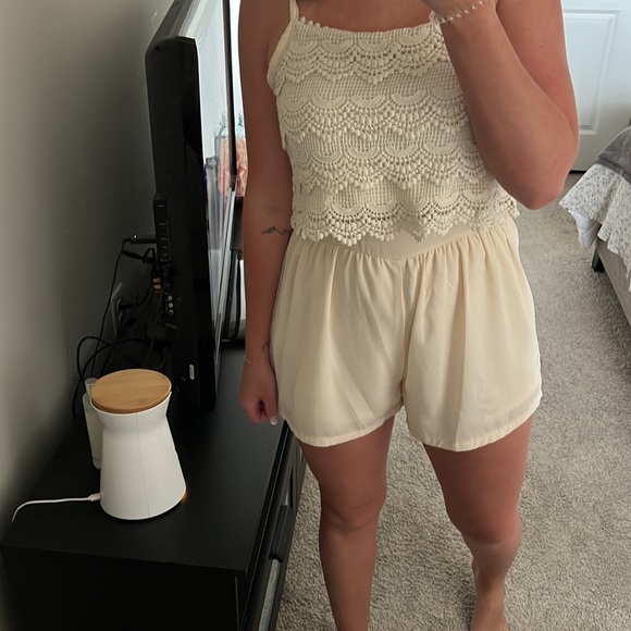 Cream romper - Picture 2 of 3